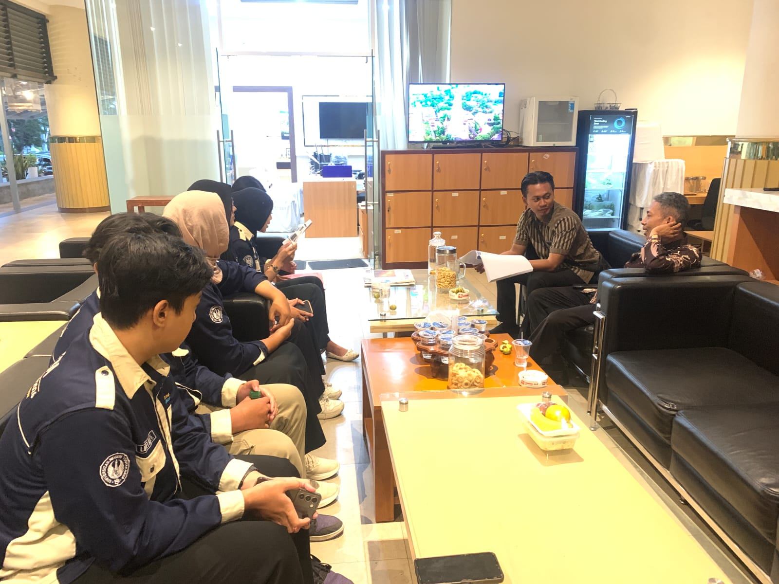 Pertemuan bersama Bupati Sleman sebagai bentuk penguatan kolaborasi dalam mendukung keberlanjutan program pemberdayaan masyarakat di Kalurahan Sidoagung. (dokumentasi pribadi)<div data-empty="true"><br></div><div data-empty="true"><br></div>