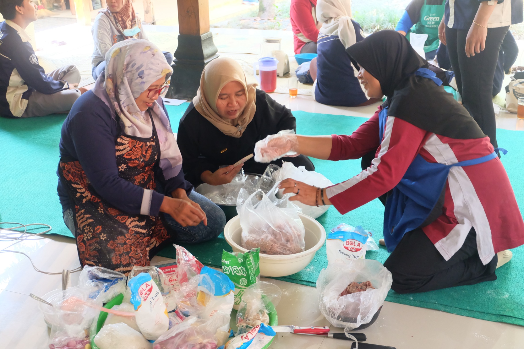 Pelatihan Pengolahan Produk Kerupuk Bawal dan Kecap Ikan Bawal di Kalurahan Sidoagung (sumber: dokumentasi sidoagung)<div data-empty="true"><br></div><div data-empty="true"><br></div>
