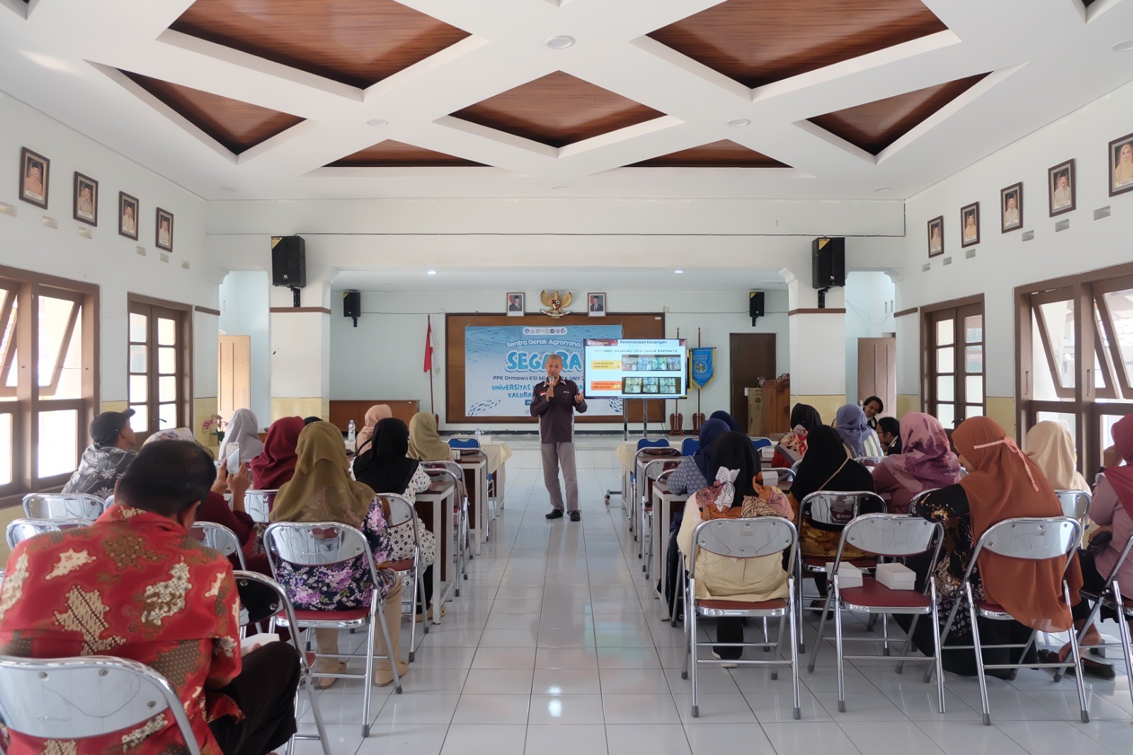 Narasumber dari Dinas Koperasi dan UKM Kabupaten Sleman, Achmad Muzaki Bintar, C, SE., menyampaikan materi mengenai literasi dan manajemen keuangan usaha kepada masyarakat Kalurahan Sidoagung.(sumber dokumentasi pribadi)<div data-empty="true"><br></div>