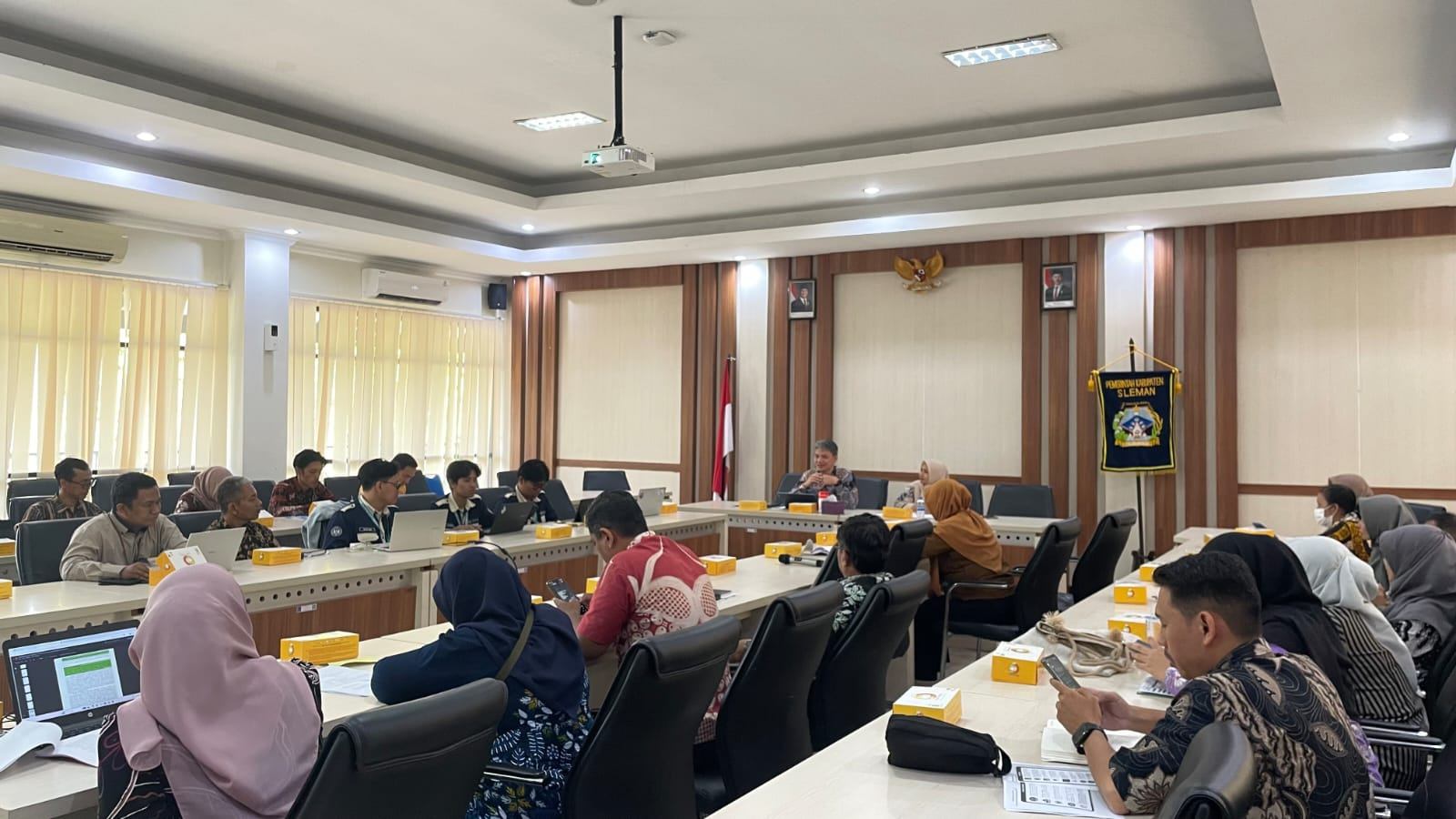 Tim PPKO KSI MIST FMIPA UNY memaparkan program SEGARA dalam audiensi kerja sama UNY dengan Pemerintah Kabupaten Sleman di Ruang Rapat Praja 2, Setda Kabupaten Sleman (sumber: dokumentasi pribadi)<div data-empty="true"><br></div><div data-empty="true"><br></div>