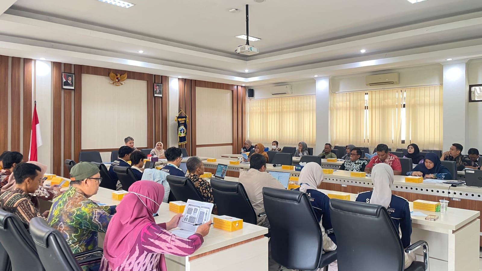 Tim PPKO KSI MIST FMIPA UNY bersama pihak UNY dan perwakilan Pemerintah Kabupaten Sleman usai audiensi pengembangan program SEGARA di Kalurahan Sidoagung. (sumber: dokumentasi pribadi)<div data-empty="true"><br></div>