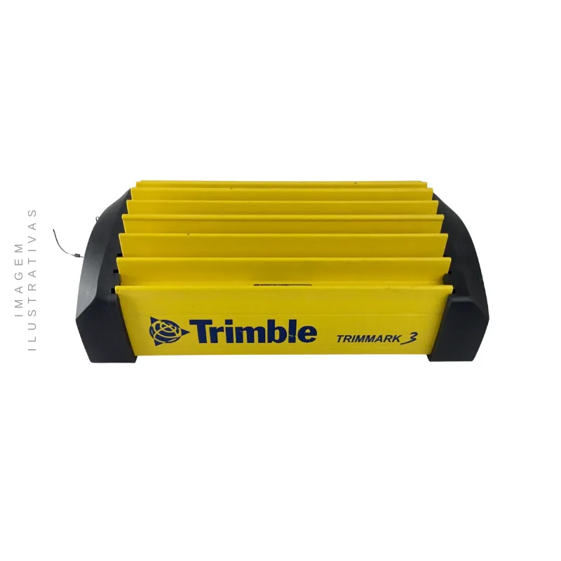 Base RTK Trimmark 3 da Trimble, instalada em campo aberto, pronta para fornecer correções precisas para equipamentos agrícolas.