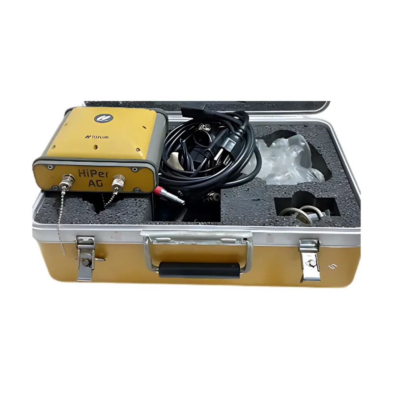 Base RTK Topcon Hiper AG instalada em campo aberto com antena GNSS de alta precisão, ideal para agricultura de precisão.