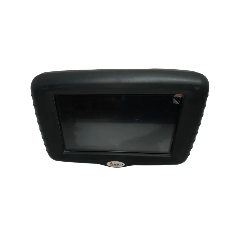 Monitor Colheitadeira AGCO instalado em uma colheitadeira em operação, exibindo dados de desempenho.