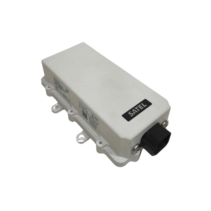 Rádio Satel Proof TR4 para agricultura de precisão, instalado em trator, em operação agrícola.