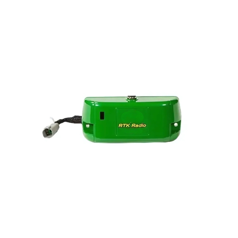 Rádio RTK 450 John Deere instalado em um trator moderno em operação agrícola.