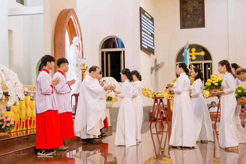 Gx. Phước Lâm: Mừng Sinh Nhật Đức Trinh Nữ Maria - Bổn Mạng Hội Tận Hiến Gx. Phước Lâm: Mừng Sinh Nhật Đức Trinh Nữ Maria - Bổn Mạng Hội Tận Hiến