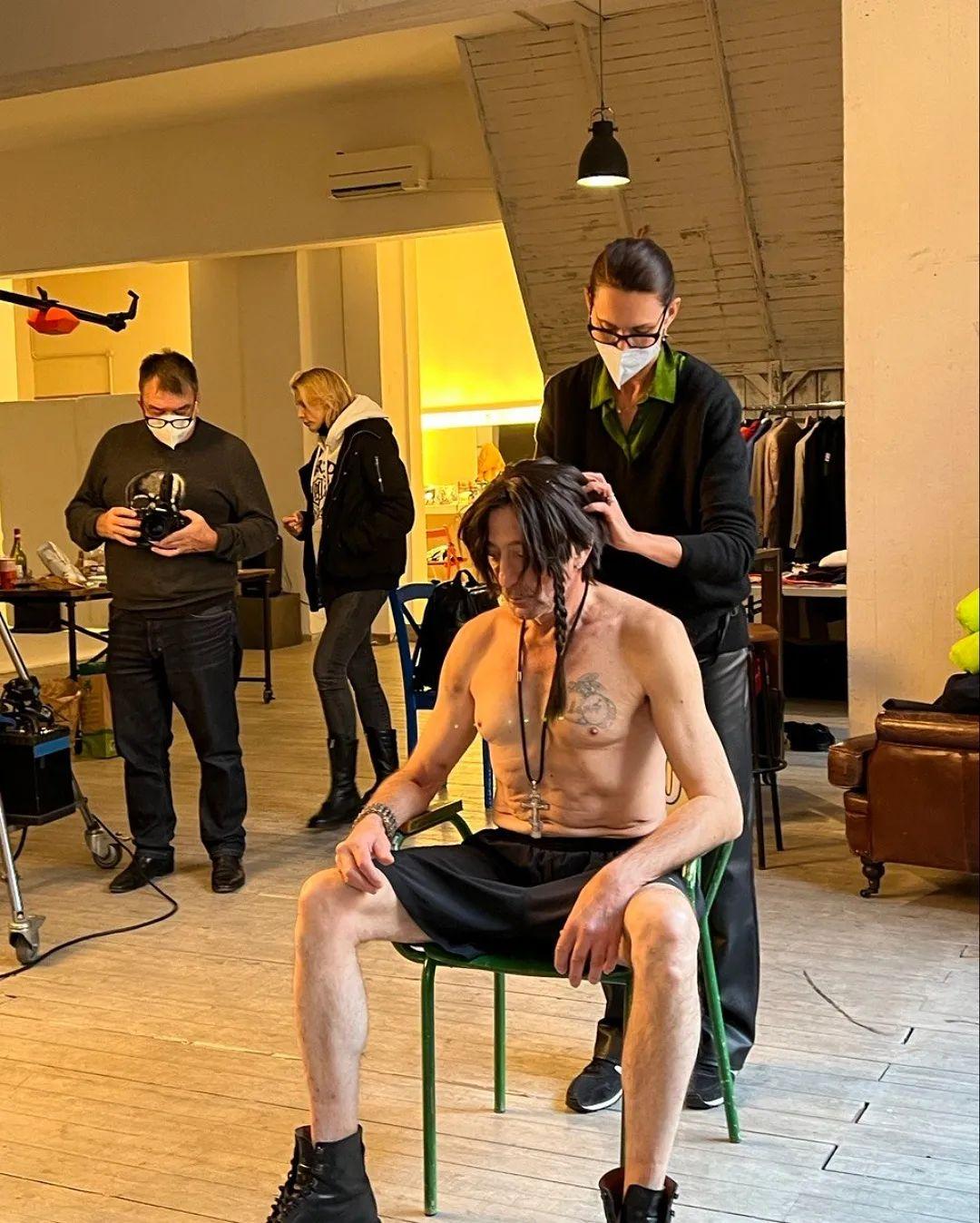 В исподнем и парике с косичкой! Получивший свободу Григорий Лепс эпатирует публику