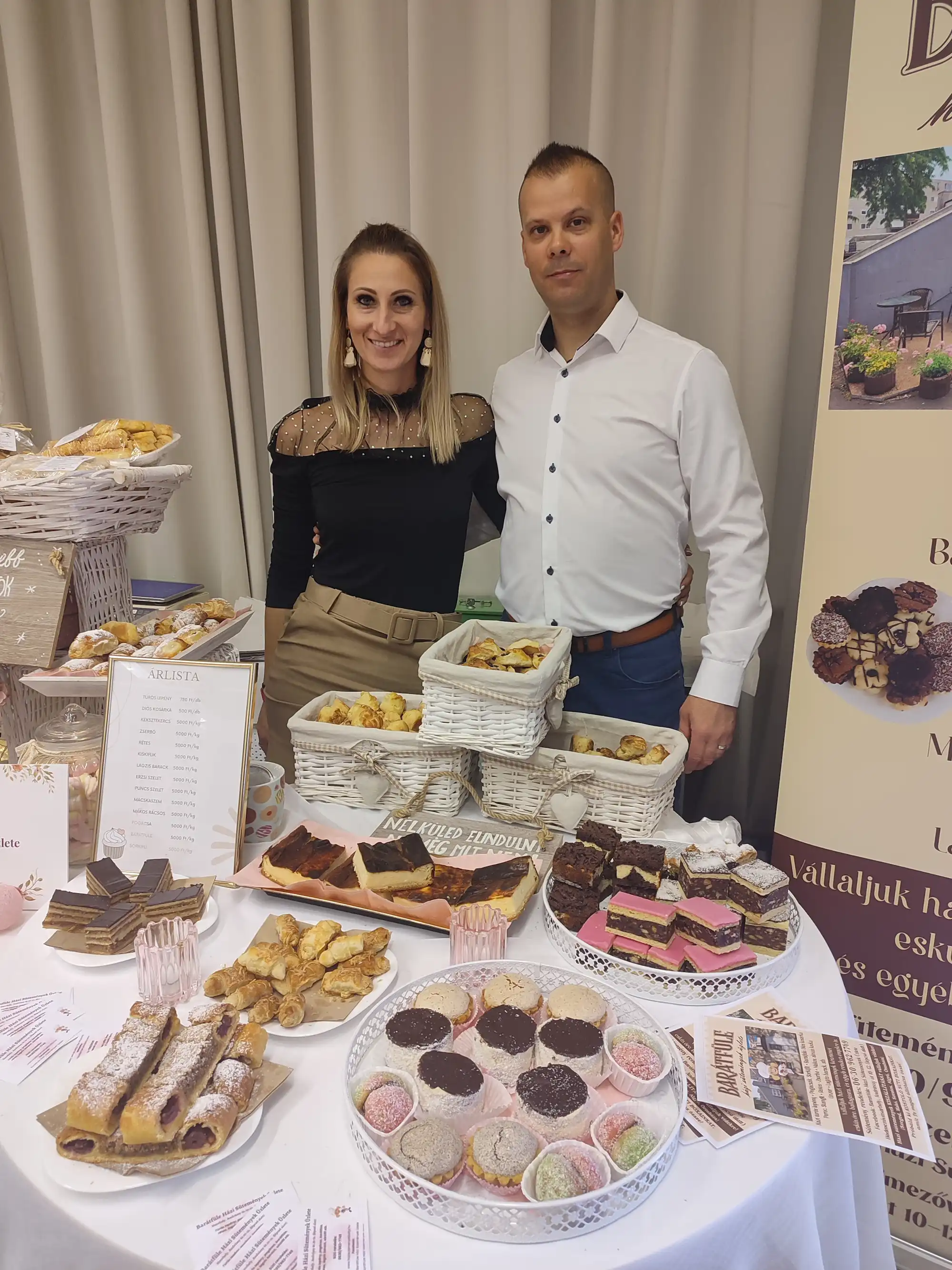 Desszertasztal régi porcelán tányérokkal