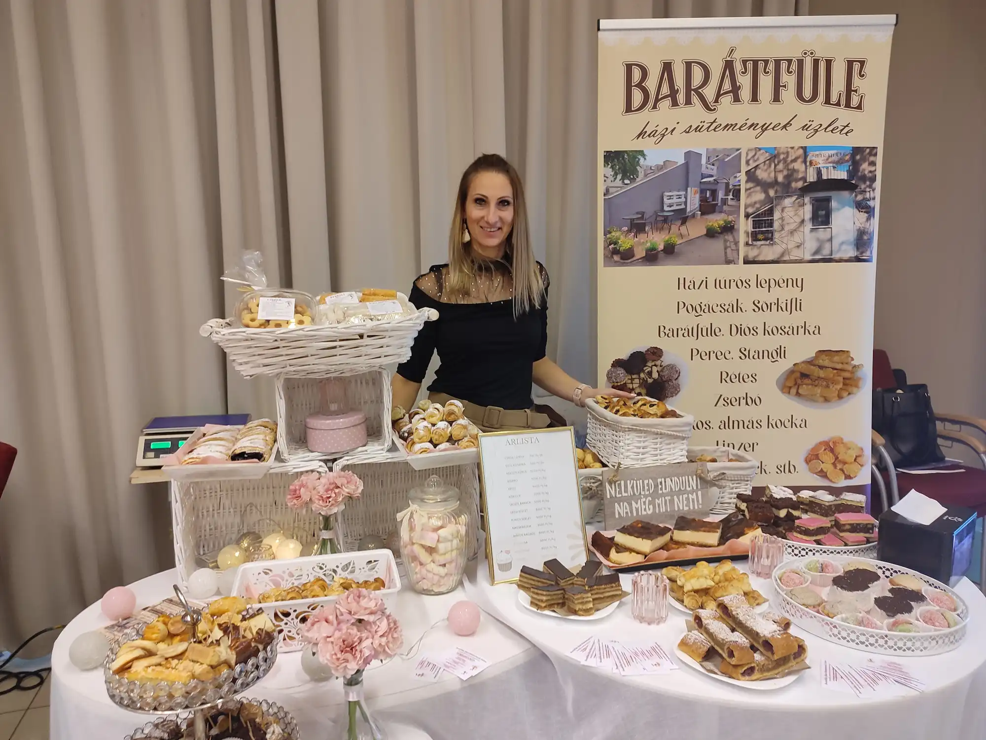 Baráti kávézás süteményekkel