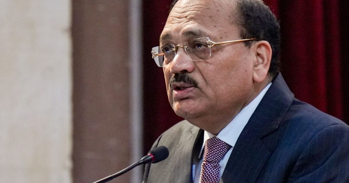 'आंख बंदकर भरोसा न करें...' आखिर किस बात पर बोले सीजेआई सूर्यकांत, NLU के छात्रों को दी सीख