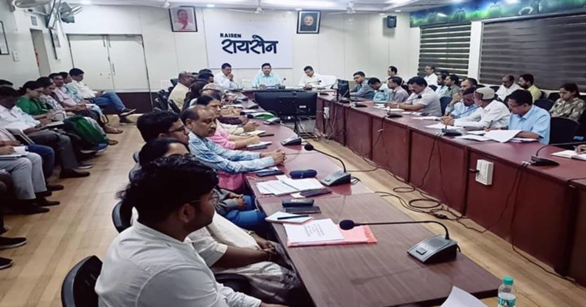 रायसेन : टीएल बैठक में सीएम हेल्पलाइन तथा शासकीय योजनाओं की समीक्षा कर अधिकारियों को दिए गए दिशा-निर्देश