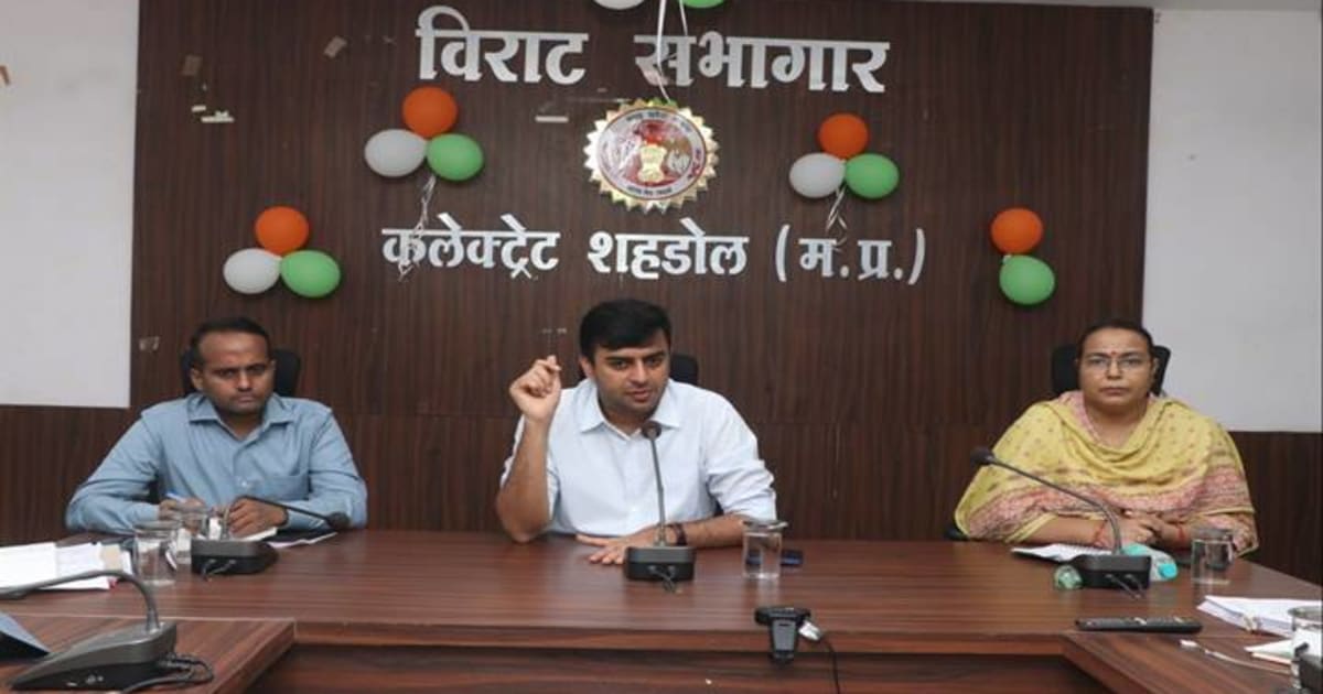 शहडोल : कलेक्टर ने स्कूलों में नामांकन, आधार अपडेशन तथा सायकल वितरण की समीक्षा की
