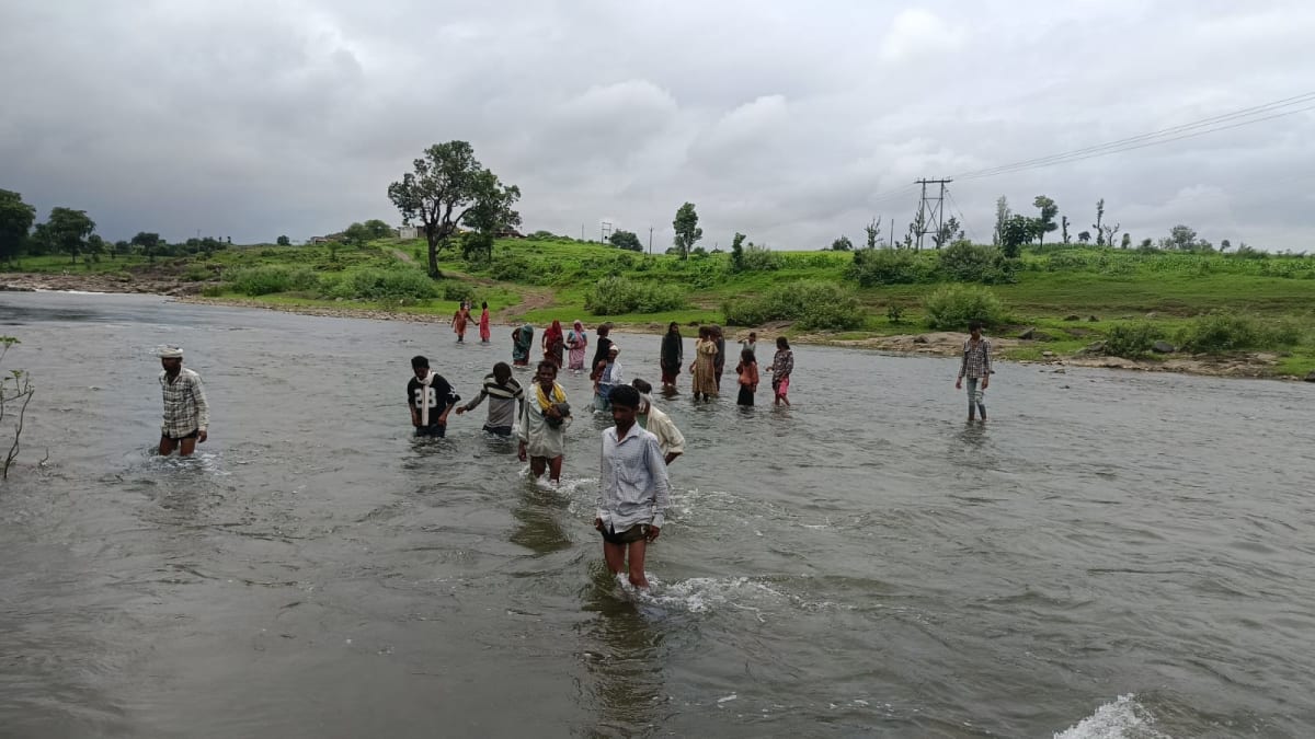 पुल की मांग को लेकर ग्रामीणों में आक्रोश, नदी में खड़े होकर किया विरोध प्रदर्शन, जान जोखिम मे डालकर नदी पार करने को मजबूर