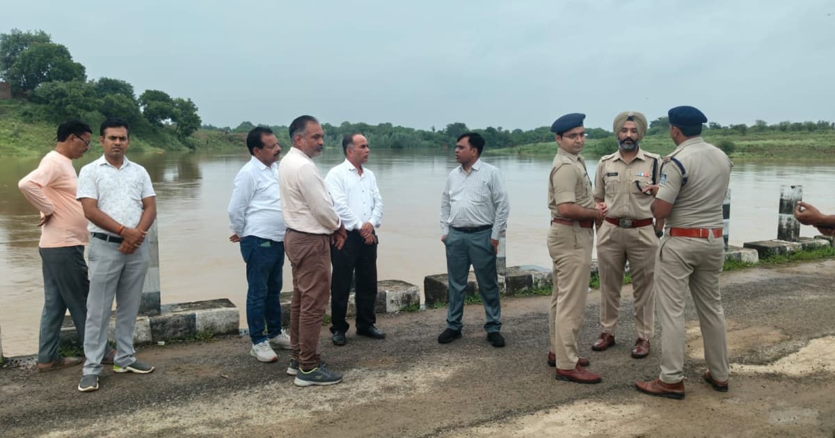 रीवा- कलेक्टर और पुलिस अधीक्षक ने वर्षा से प्रभावित गांवों का किया दौरा
