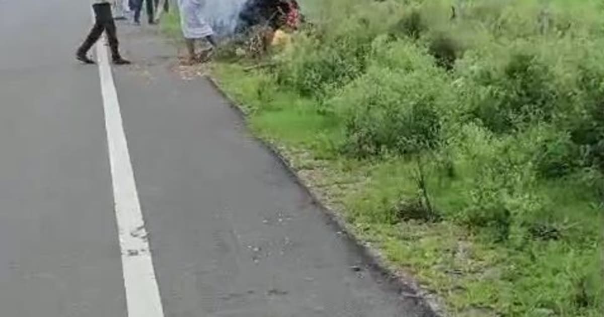 दबोह में कीचड़ और दलदल से भरा मुक्तिधाम का रास्ता, रोड किनारे करना पड़ा अंतिम संस्कार, लोगों का गुस्सा फूटा