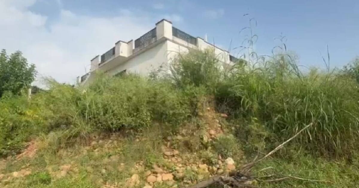 जमीन धंसी, घर तबाह, सरकार ने दिए टेंट तो घुसने लगे सांप और बिच्छू, अब गांववालों ने लगाई गुहार