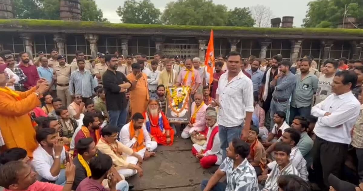 विदिशा के बीजामंडल में नागपमंची पर ताला खुलवाने को लेकर फिर हंगामा! विधायक के 'चौखट पूजन' से शांत हुए लोग