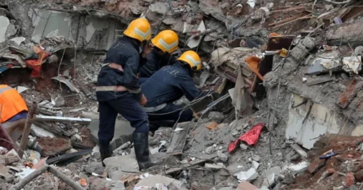 Kolkata Building Collapse: कोलकाता में भरभरा कर गिरी इमारत, एक बुजुर्ग महिला की मौत
