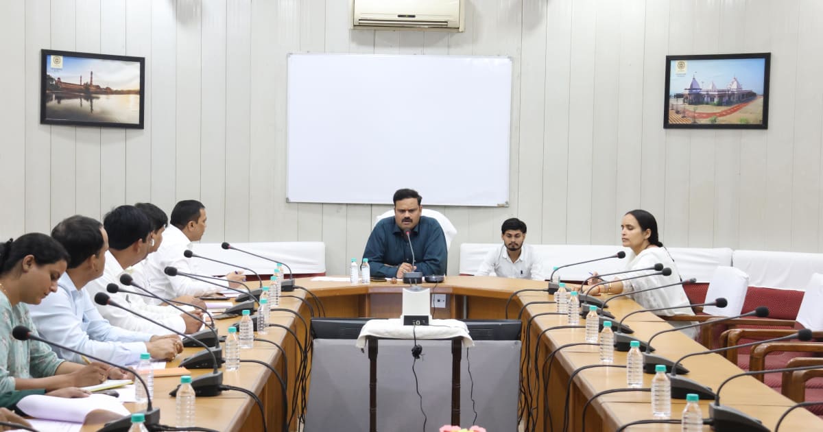 खनिज के अवैध उत्खनन, परिवहन एवं भंडारण पर करें सख्त कार्रवाई : संभागायुक्त