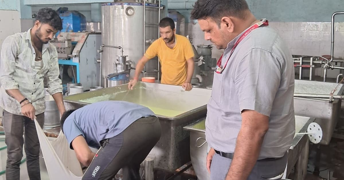 झाबुआ- 33.400 किलोग्राम पनीर जब्त, कुल मूल्य ₹9,686; जांच के लिए नमूना भोपाल भेजा