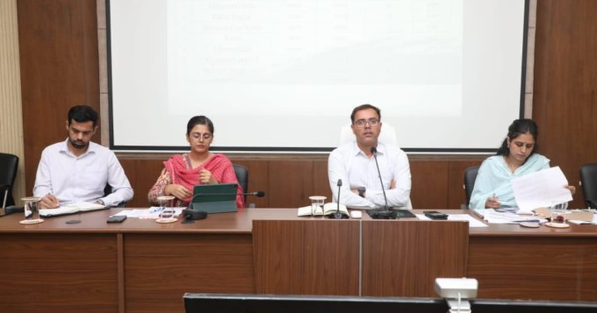 कटनी- समय-सीमा बैठक में कलेक्टर ने की विभागीय योजनाओं एवं कार्यक्रमों की समीक्षा