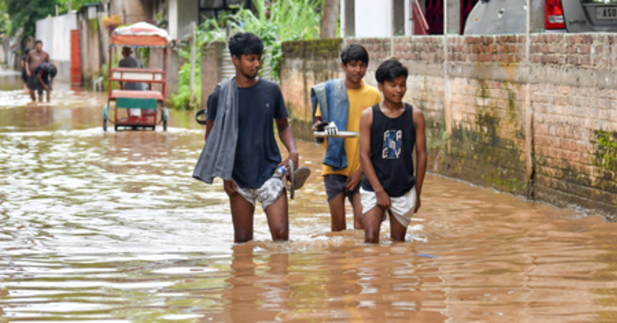 असम में बाढ़ से राहत, लेकिन हजारों लोग अब भी प्रभावित