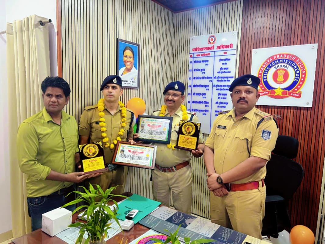 समाजसेवा और चैरिटी के क्षेत्र में सक्रिय मक़बूल दयावान ने दो पुलिसकर्मियों को ‘जीवन रक्षा अवार्ड’ से किया सम्मानित, देखें वीडियो