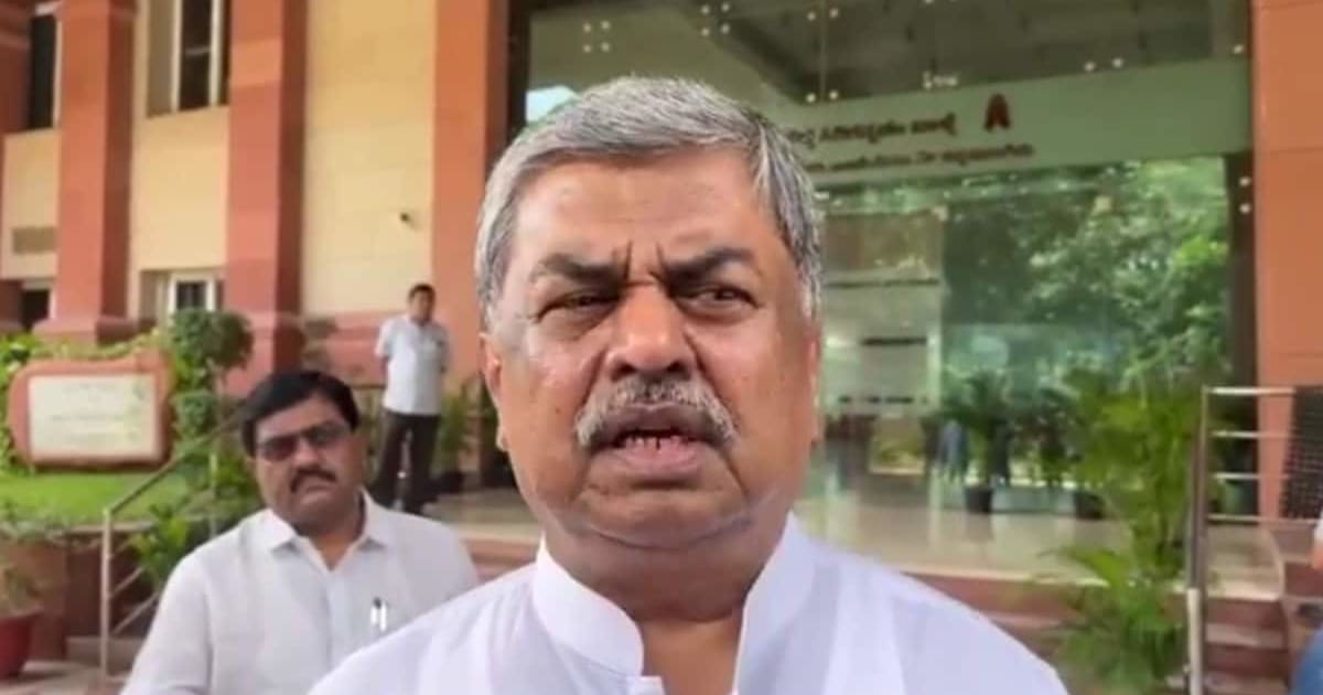 VIDEO: दो ही पंक्ति गाएंगे… चाहे मोदी फांसी चढ़ाएं या जेल भेजें’, बीके हरिप्रसाद ये क्या कह दिया?