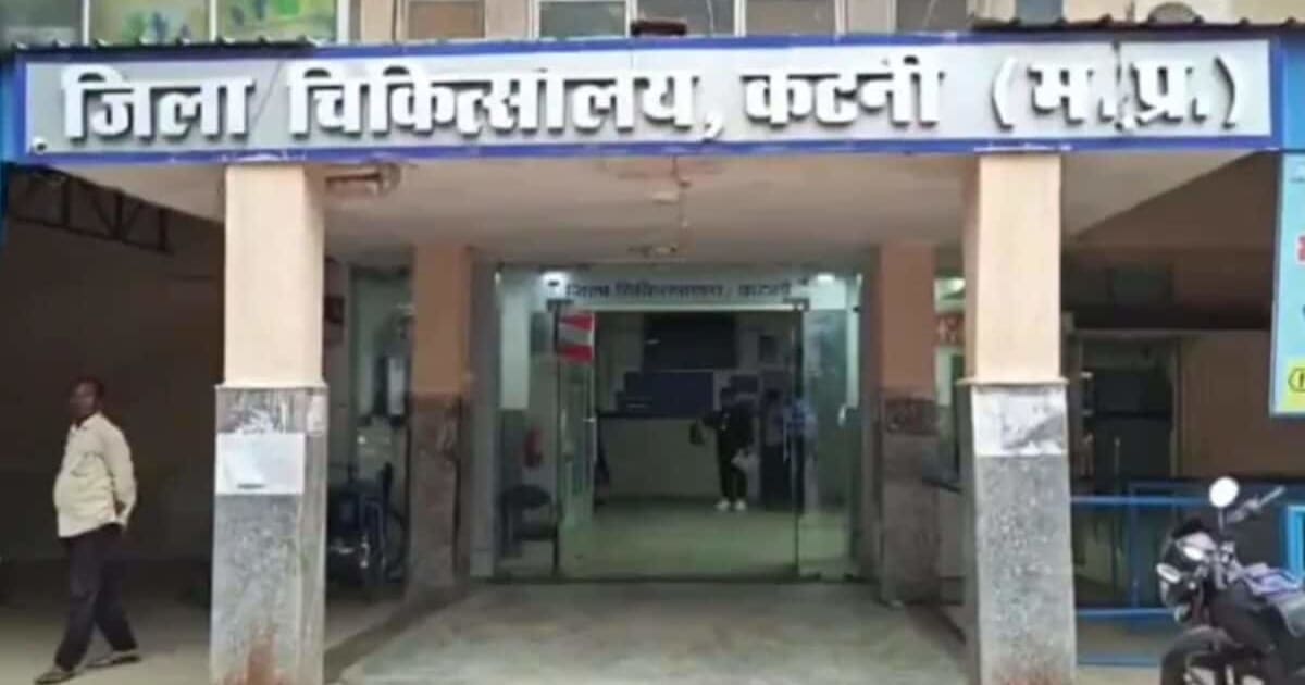 डॉक्टर नहीं.. तांत्रिक पर भरोसा! कटनी अस्पताल में सर्पदंश पीड़ित से झाड़फूंक, वीडियो वायरल होने से मचा गदर