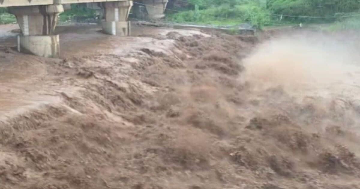 Chandigarh Rain: चंडीगढ़ में बारिश का तांडव! दुकानें डूबीं, सड़कें बनीं तालाब, IMD ने बजाई खतरे की घंटी