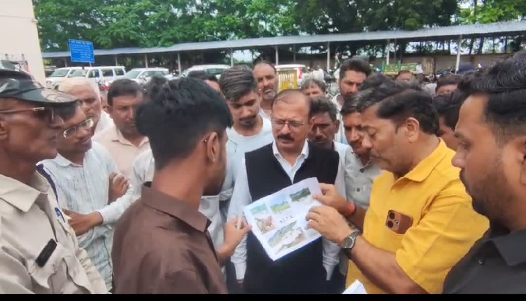 जान जोखिम में डालकर नदी पार कर रहे ग्रामीण परेशान : शासन प्रशासन का ध्यान नहीं, देखें वीडियो