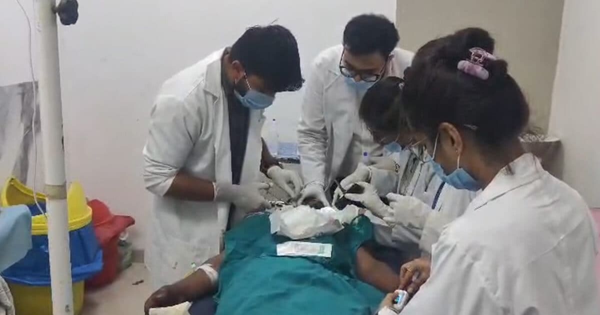 Ratlam: नाबालिग प्रेमिका से मिलने पहुंचे प्रेमी पर हमला, लकड़ी के पिता ने गले पर मारी कांच की बोतल! हालत गंभीर