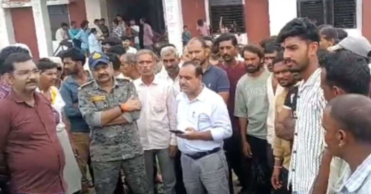 Guna News: शर्मनाक हरकत, मासूम छात्राओं को पिलाया पेशाब, प्रिंसिपल बोले-मुंह खराब हुआ तो चॉकलेट खा लो