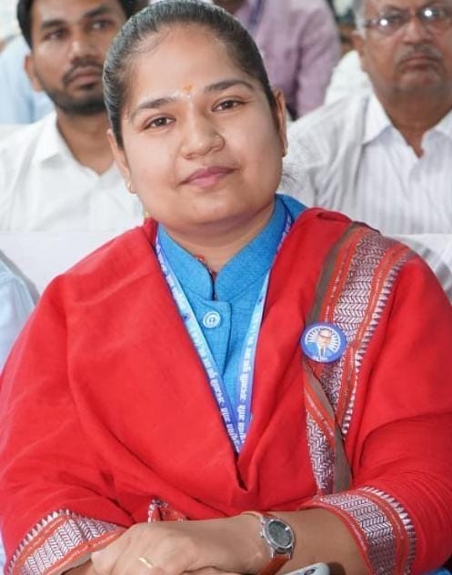 नई पीढ़ी, सोशल मीडिया और बदलते सामाजिक मूल्यों पर गंभीर सवाल : वायरल होने की दौड़ में हम क्या खो रहे हैं?