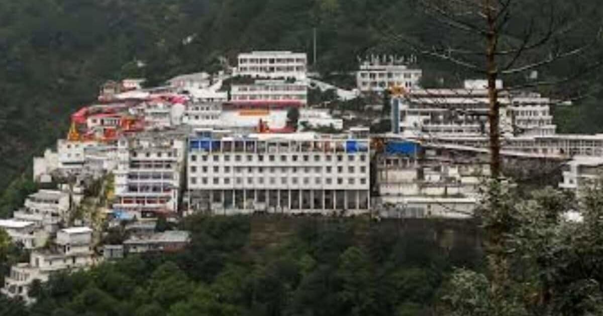 Vaishno Devi Yatra: माता वैष्णो देवी की यात्रा पर लगी रोक, श्रद्धालुओं को कटरा में रुकने को कहा गया