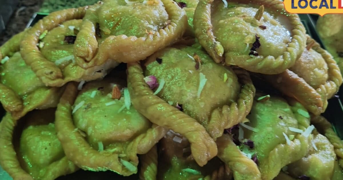 धूम मचा रही ₹30 की अनोखी 'गुजिया', इंदौर के कारीगरों ने दिया गोल चांद जैसा शेप, स्वाद में पिस्ता का तड़का