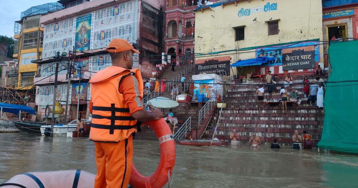 प्रयागराज में बारिश के बाद कई मुहल्ले जलमग्न
