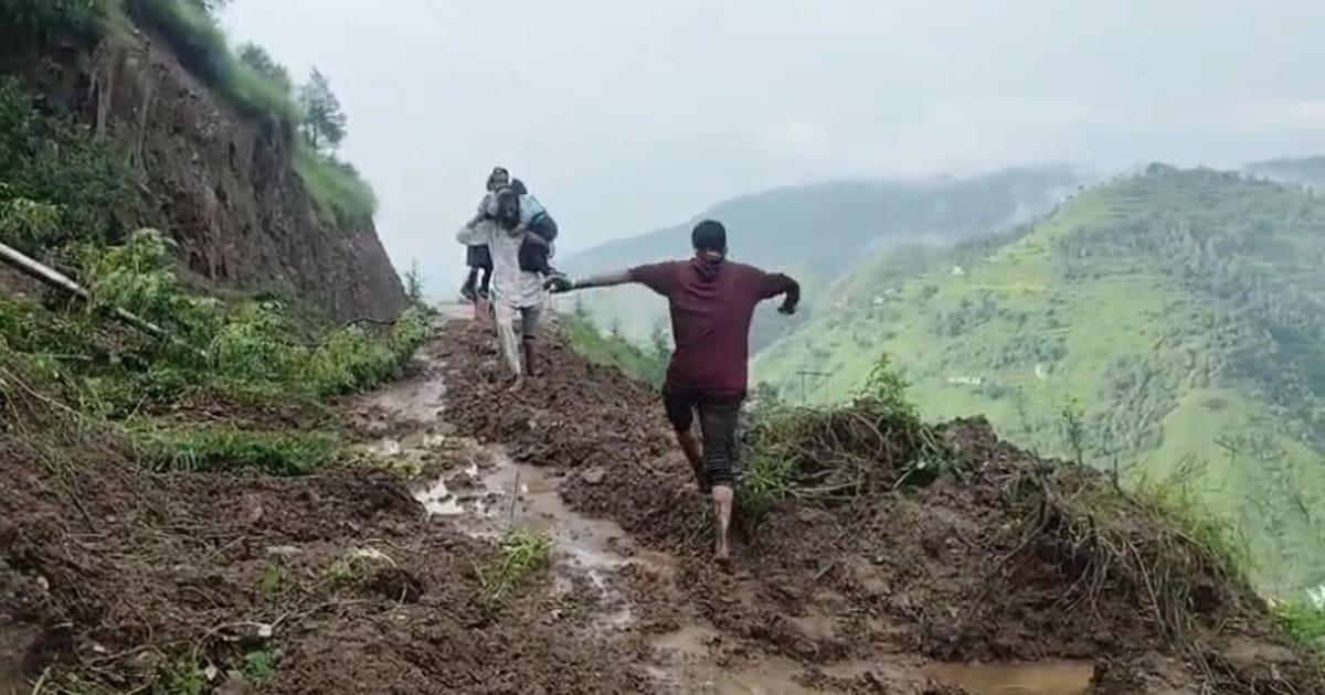 शाहदरा शरीफ में बरपा लैंडस्लाइड का कहर, बच्चों को कंधों पर उठाकर स्कूल पहुंच रहे मां-बाप
