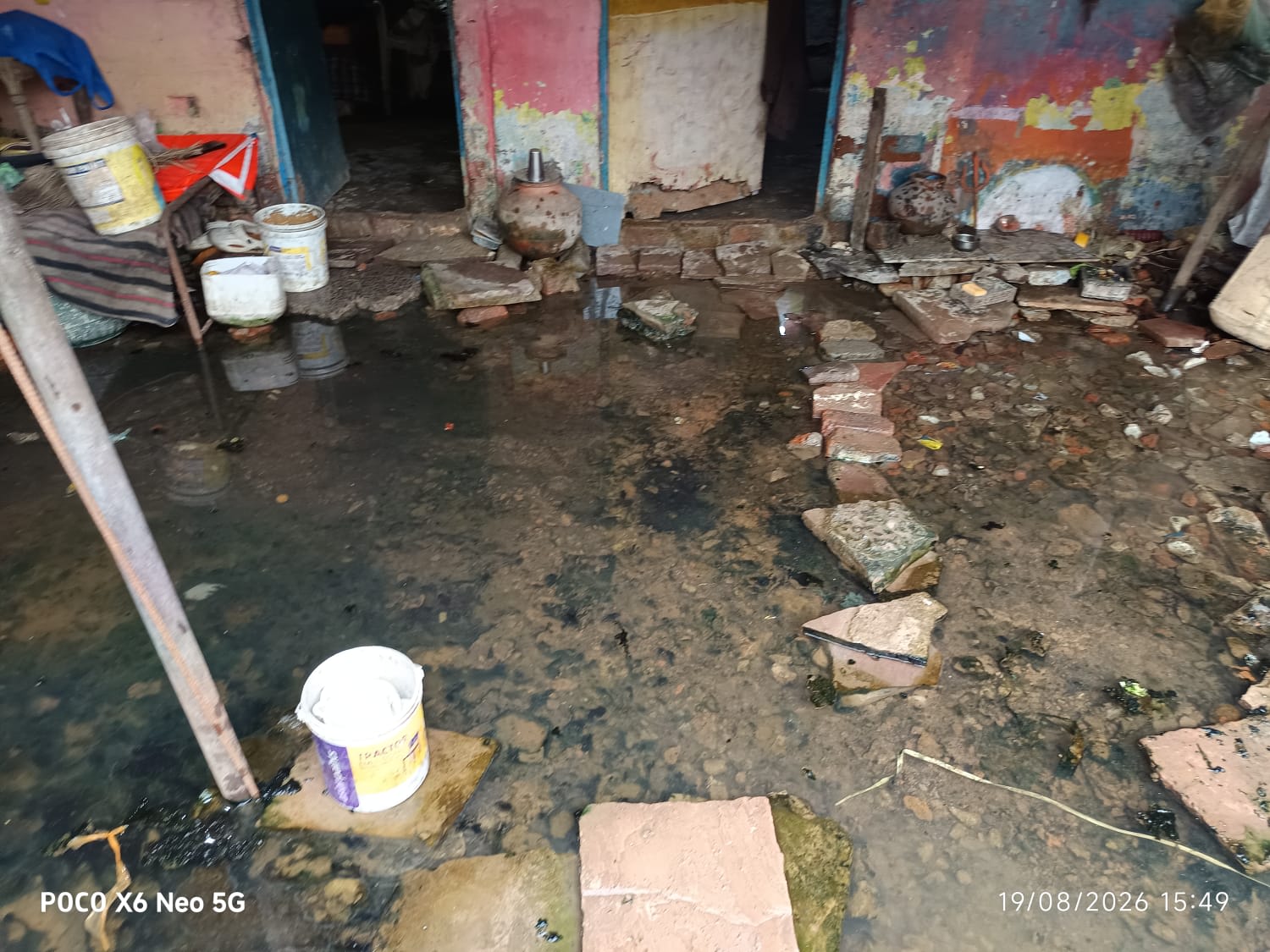 घरों में घुसता गंदा पानी