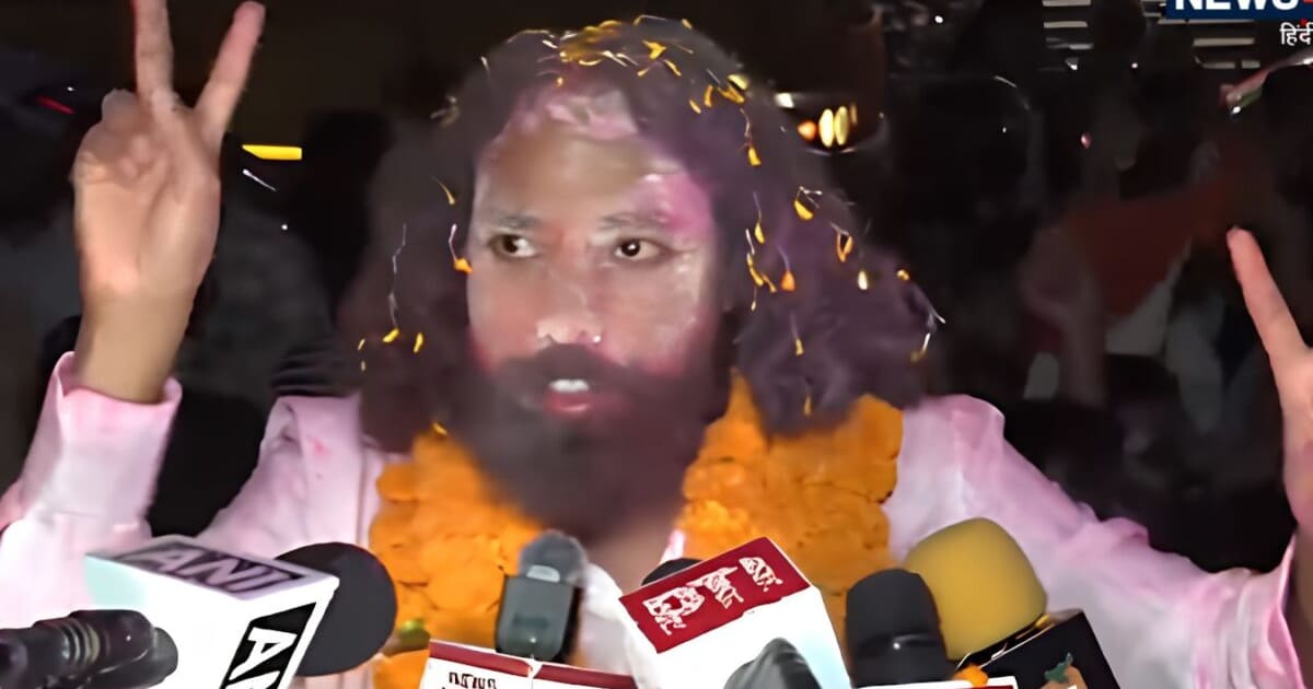 जटाओं पर अबीर, चेहरे पर जीत का जश्न, अनशन खत्म होते ही समर्थकों संग झूमे देवेंद्र महतो