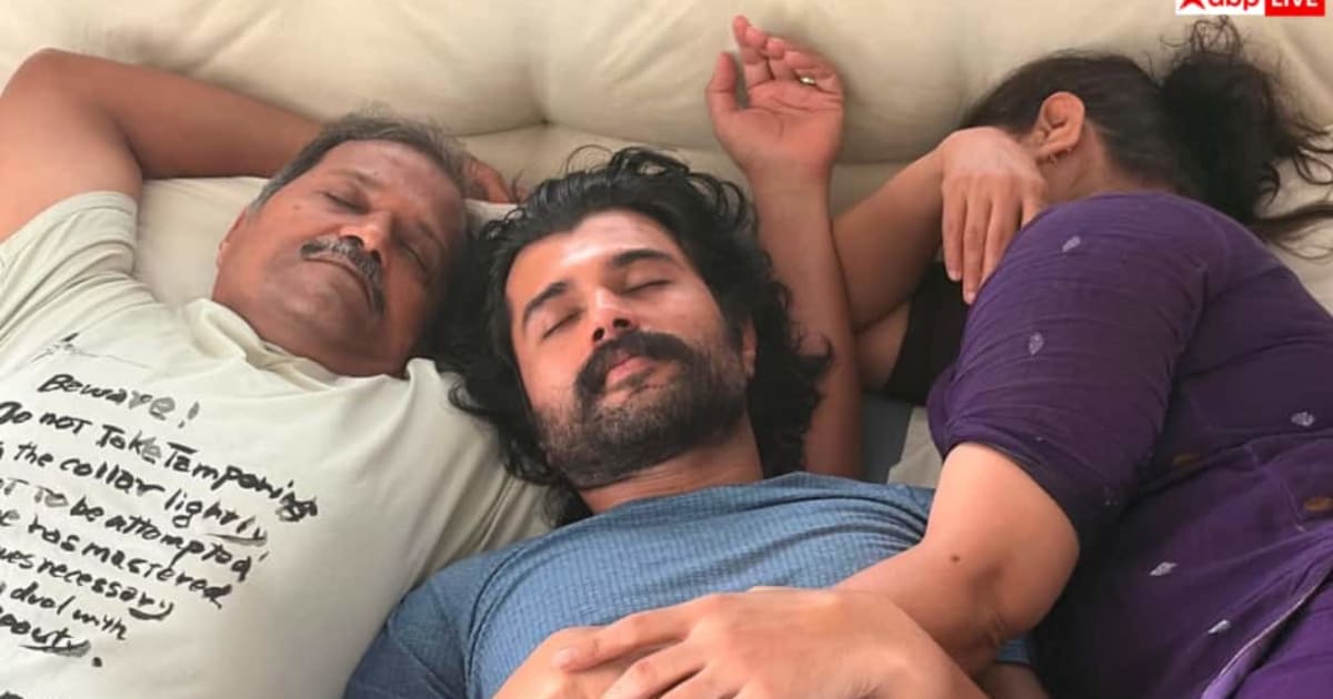 बारिश के चलते कैंसल हुई शूटिंग तो पेरेंट्स संग सोए विजय देवरकोंडा, रश्मिका ने खींची फोटो