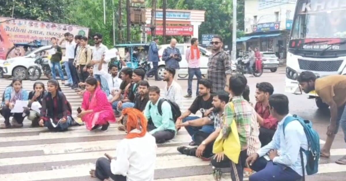 छतरपुर में बसों का किराया बढ़ाने पर छात्रों का प्रदर्शन, हाईवे किया जाम; जमकर हंगामा और नारेबाजी
