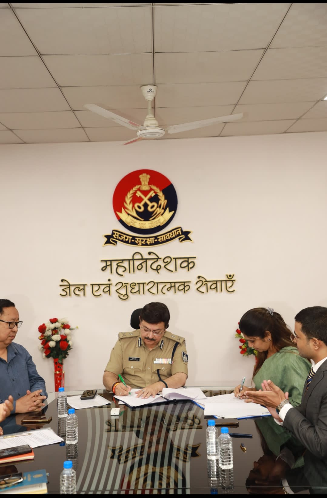 समझौते पर हस्ताक्षर करते जेल महानिदेशक वरुण कपूर