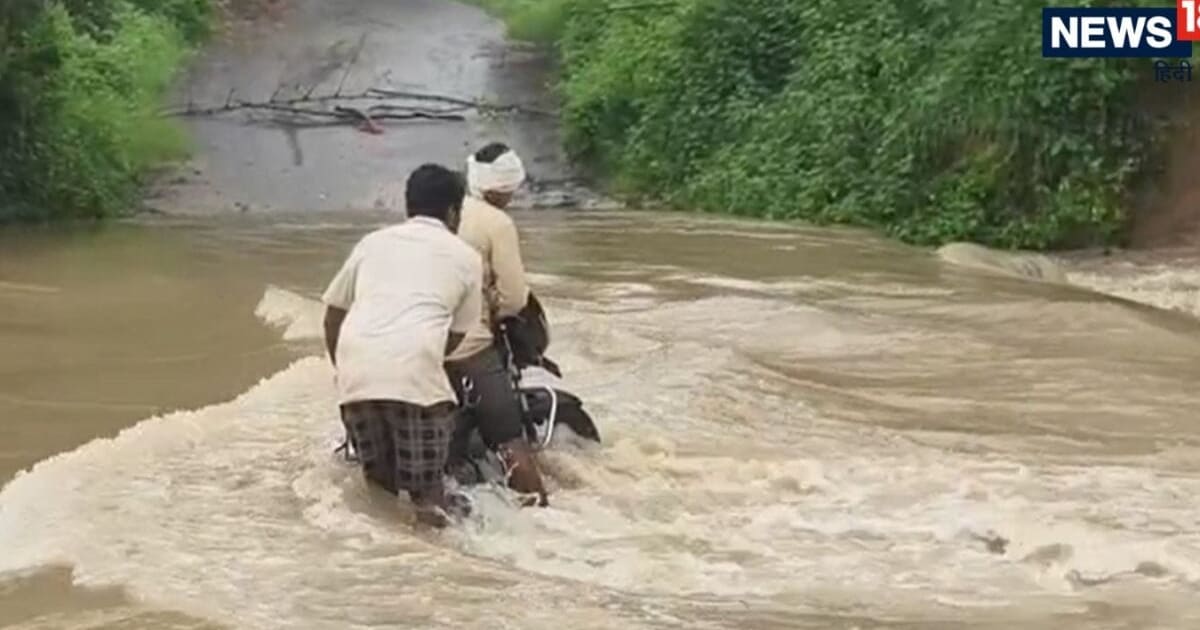 जान की परवाह नहीं? रपटा पार करते समय फंसे बाइक सवार, डराने वाला Video