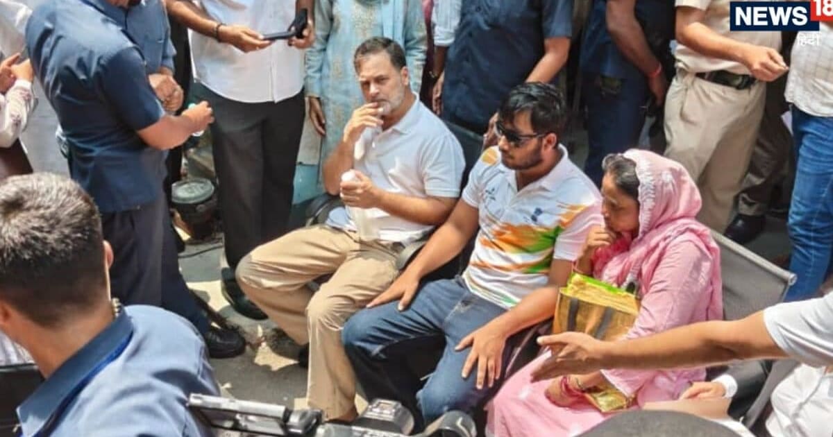 Rahul Gandhi: 'किसने चलाई पैलेट गन, दर्ज हो FIR', पीड़ित छात्र साहिल को लेकर संसद मार्ग थाने में धरने पर बैठे राहुल गांधी