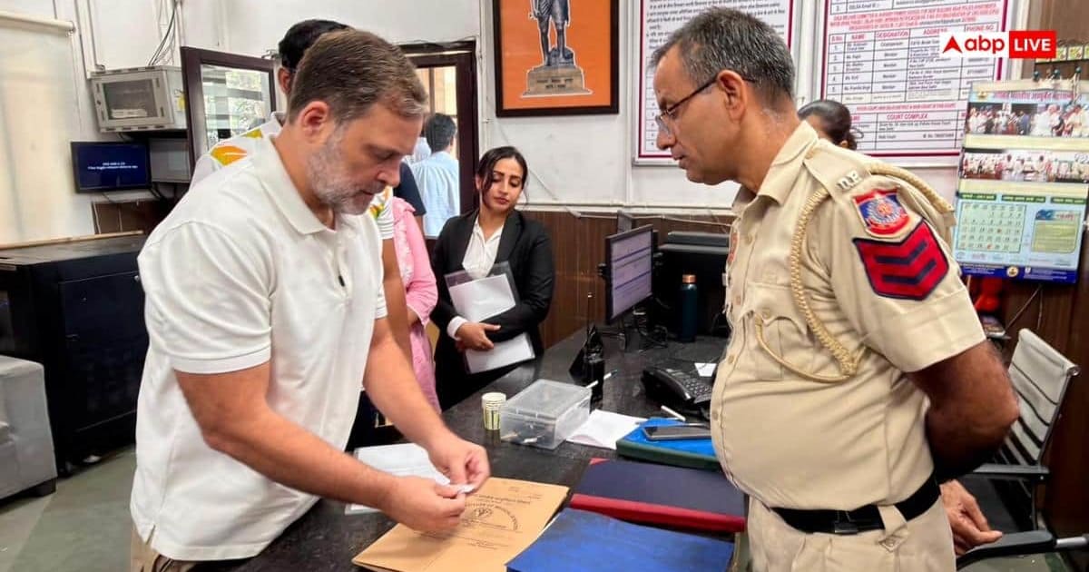 पैलेट गन केस: राहुल गांधी थाने के बाहर धरने पर बैठे, कहा- 'FIR नहीं तो, हटेंगे नहीं'