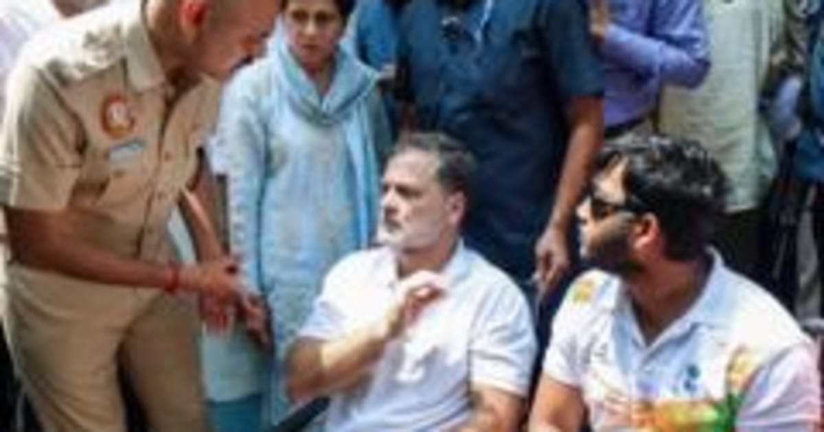 'एफ़आईआर होने तक नहीं हटेंगे': पैलेट गन पीड़ित के साथ थाने पर डटे राहुल गांधी, बीजेपी ने क्या कहा?