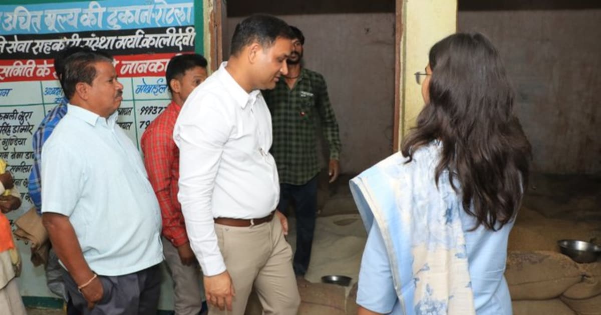 झाबुआ- मुख्यमंत्री जन विश्वास अभियान अंतर्गत कलेक्टर ने शासकीय उचित मूल्य दुकान रोटला का किया निरीक्षण