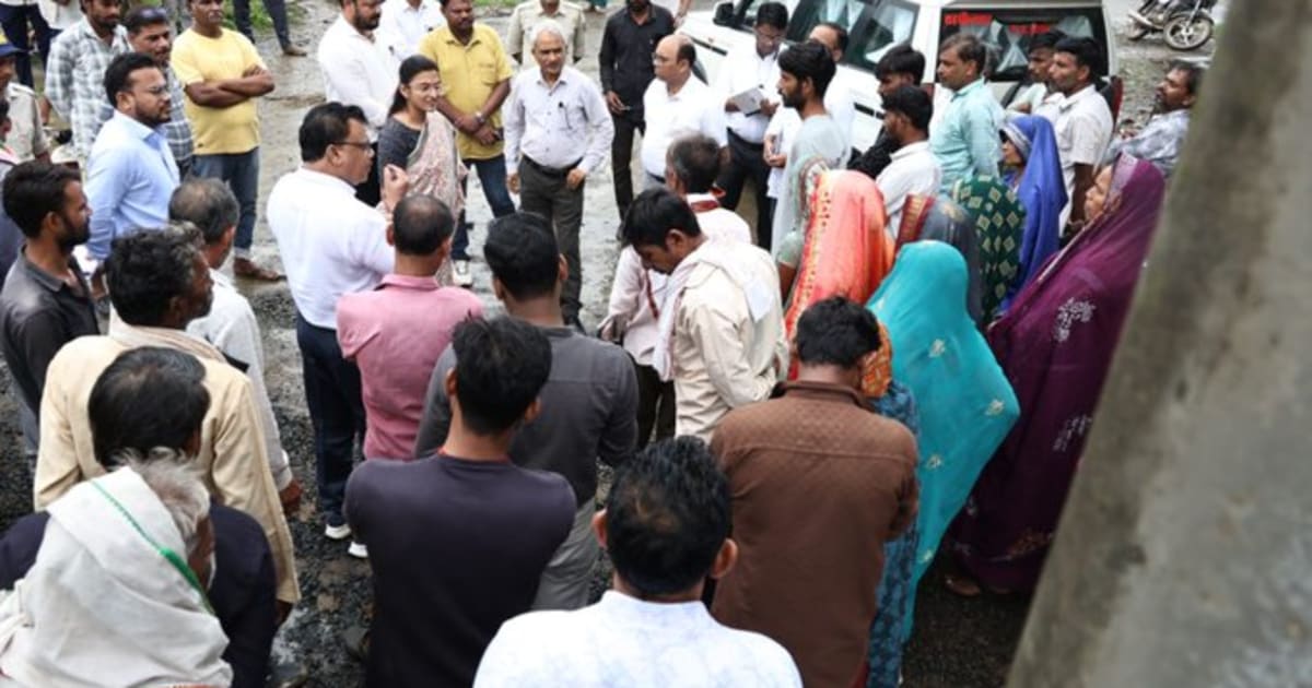 नरसिंहपुर- कलेक्टर एवं जिला पंचायत सीईओ ने गांवों में पहुंचकर सुनी ग्रामीणों की समस्याएं